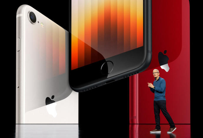 מנכ"ל אפל טים קוק מציג את האייפון SE (צילום:  Brooks Kraft/Apple Inc./Handout via REUTERS)