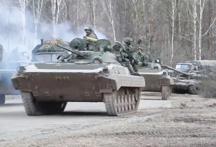 טנקים רוסים בכניסה לקייב (צילום:  רויטרס)