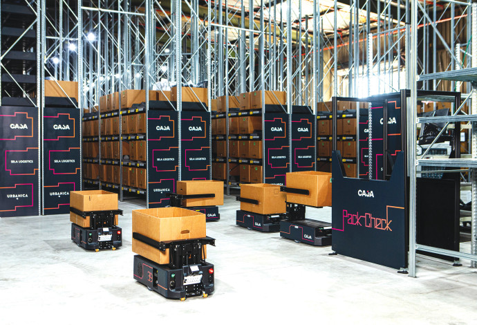 רובוטים במחסן החכם של חברת CAJA (צילום:  CAJA)