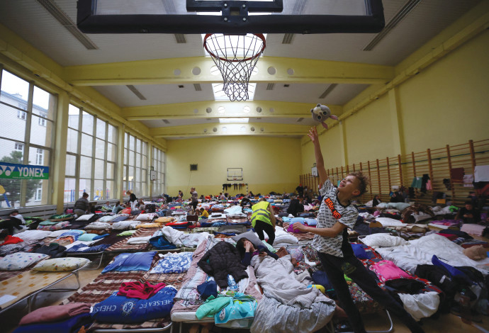 פליטים אוקראינים בפולין  (צילום:  רויטרס)