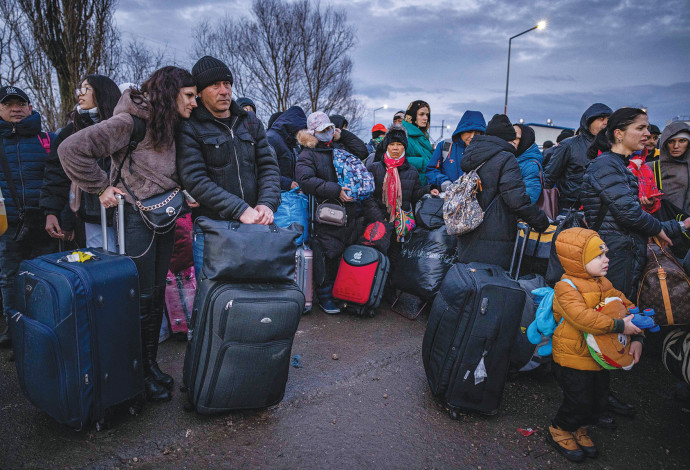 פליטים בגבול אוקראינה-רומניה (צילום:  נתי שוחט, פלאש 90)