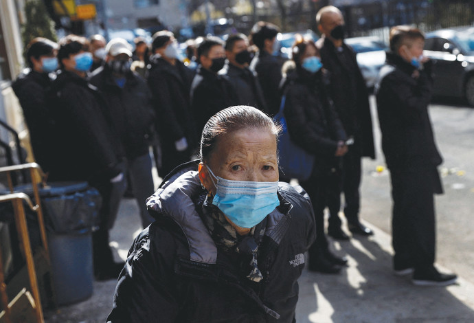 אנשים עם מסכות ברחובות ניו יורק (צילום:  רויטרס)