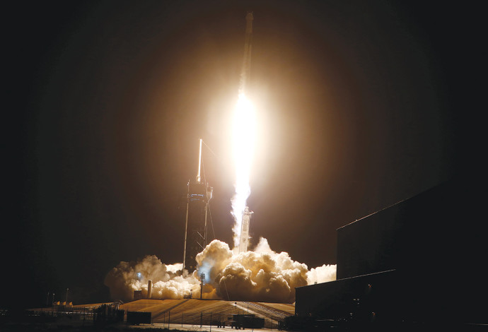 שיגור קפסולת חלל (צילום:  רויטרס)