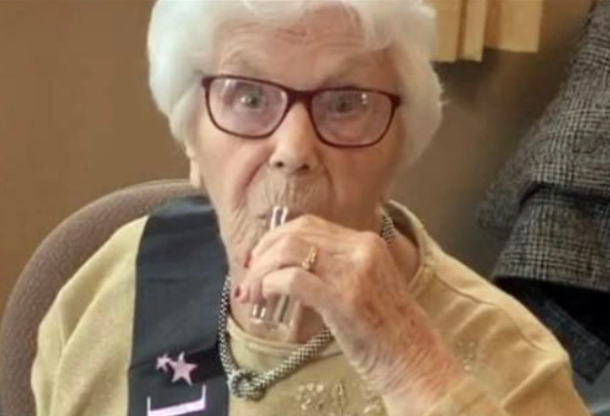 לילי בולן בת ה-102 (צילום:  צילום מסך טיקטוק)