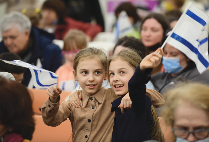 ילדות יהודיות שנמלטו לישראל מאוקראינה (צילום:  תומר נויברג, פלאש 90)