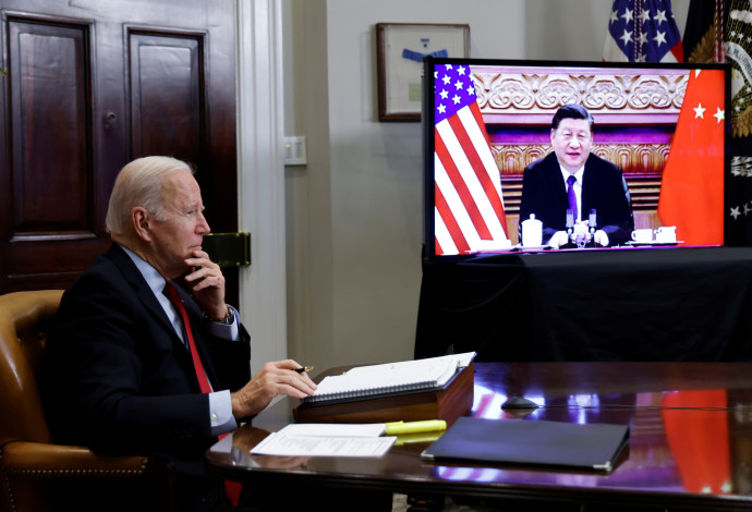 ג'ו ביידן משוחח עם נשיא סין שי ג'ינפינג (צילום:  REUTERS/Jonathan Ernst)