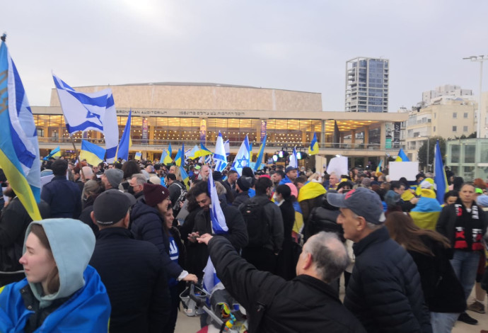מפגן התמיכה באוקראינה בכיכר הבימה, לקראת נאומו של הנשיא ולדימיר זלנסקי (צילום:  אורי לב טגר/TPS)