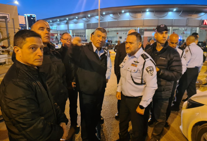 מפכ"ל המשטרה, רנ"צ יעקב שבתאי, וראש עיריית באר שבע, רוביק דנילוביץ בזירת הפיגוע (צילום:  דוברות המשטרה)