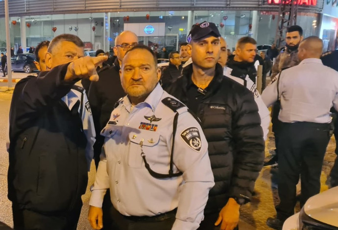 מפכ"ל המשטרה, רנ"צ יעקב שבתאי, בזירת הפיגוע בבאר שבע (צילום:  דוברות המשטרה)