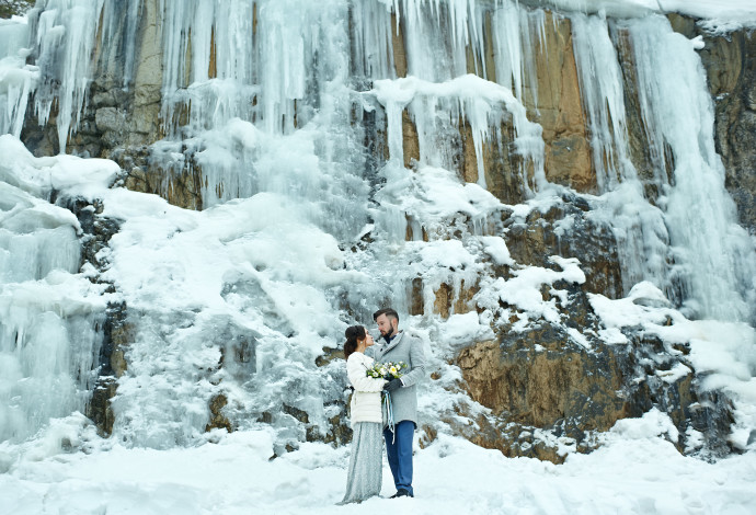 חתונה על הר סקי מכוסה שלג (צילום:  אינג'אימג')