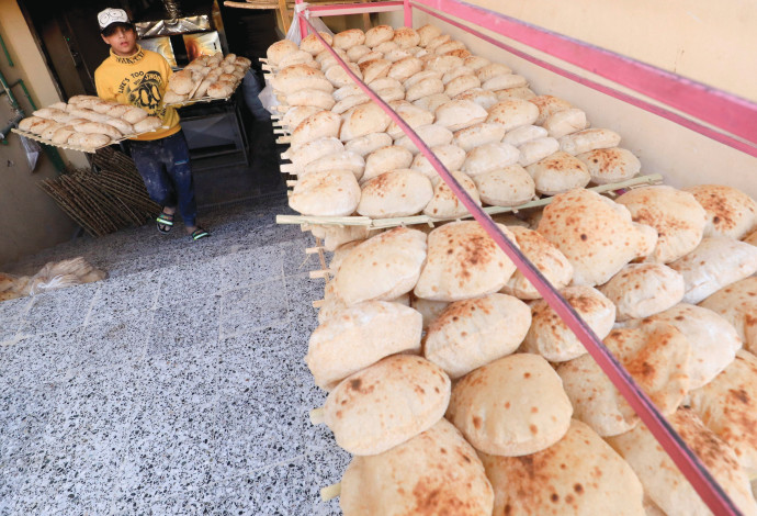 מהומות לחם בעקבות המשבר העולמי? מוכר פיתות במצרים (צילום:  רויטרס)