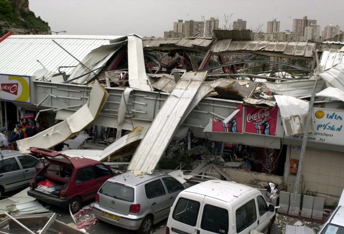 הפיגוע במסעדת מצה, חיפה, 2002 (צילום:  רויטרס)