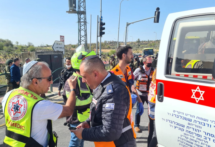 זירת הפיגוע בגוש עציון (צילום:  תיעוד מבצעי מד"א)