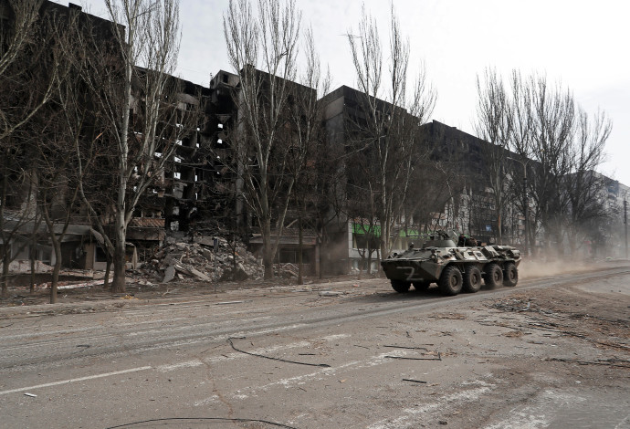 נגמ"ש של הכוח הפרו רוסי בעיר מריופול באוקראינה (צילום:   REUTERS/Alexander Ermochenko)