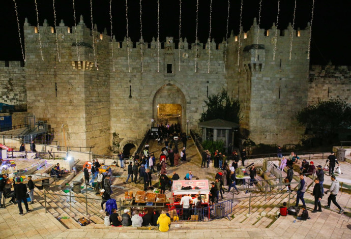 פלסטינים מתאספים בשער שכם (צילום:  שלו שלום/TPS)