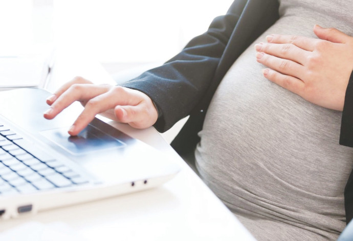 אישה בהריון בעבודה ליד מחשב (אילוסטרציה) (צילום:  Shutterstock)