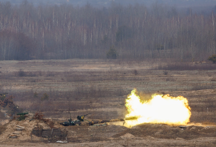 טנק T-64 אוקראיני (צילום:  REUTERS/Antonio Bronic)