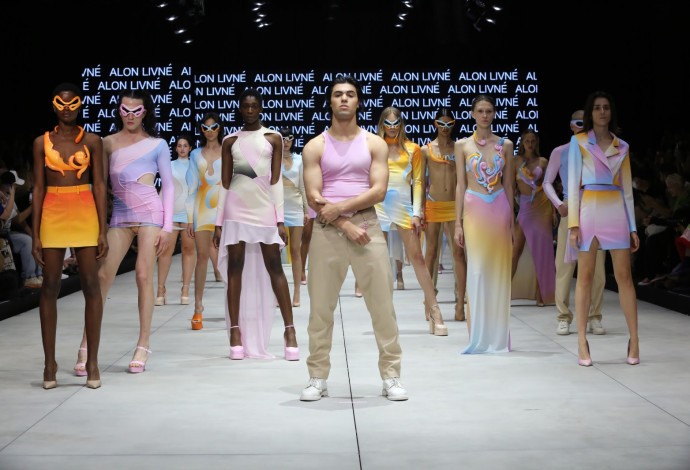 יהונתן מרגי בתצוגה של אלון ליבנה, שבוע האופנה קורנית תל אביב 2022 (צילום:  אבי ולדמן)