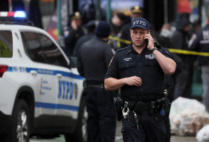 משטרת ניו יורק בזירת הירי בברוקלין (צילום:  Reuters/BRENDAN MCDERMID)
