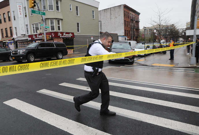 משטרת ניו יורק בזירת הירי בברוקלין (צילום:  Reuters/BRENDAN MCDERMID)