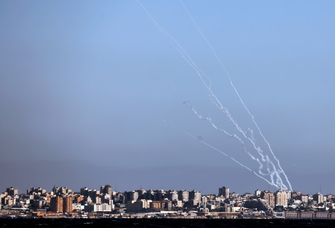 שיגור רקטות מעזה (צילום:  REUTERS/ Amir Cohen)