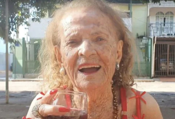 בת 105 נהנית מחיים כשהיא מתקעקעת (צילום:  צילום מסך טיקטוק)