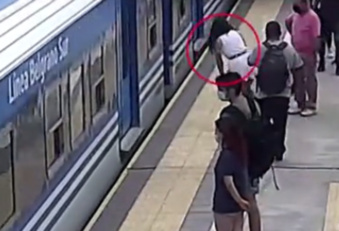 אישה נפלה בין קרונות רכבת נוסעת וניצלה בנס (צילום:  צילום מסך)