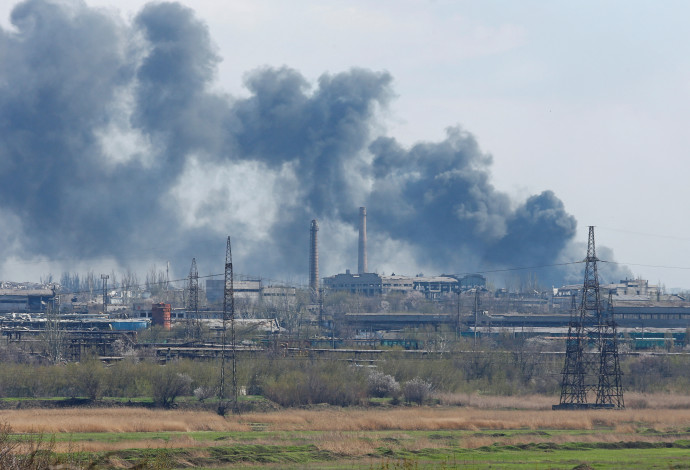 מפעל שניזוק בעיר מריופול (צילום:  רויטרס)
