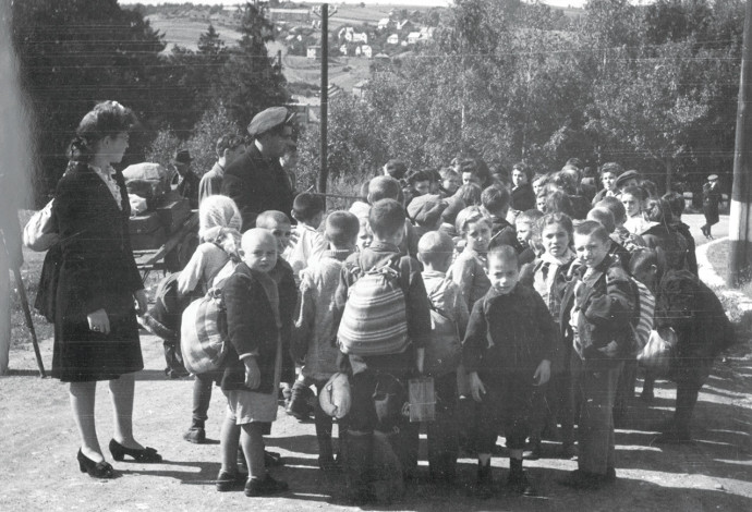 קבוצת ילדים לאחר מלחמת העולם השנייה (צילום:  ארכיון מכון משואה)