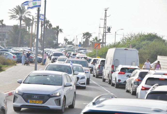 עומסי תנועה כבדים בדרך לחופי הצוק בתל אביב (צילום:  אבשלום ששוני)