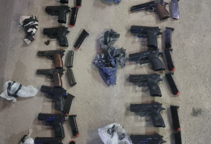 כל הנשק שנתפסו (צילום:  דוברות המשטרה)
