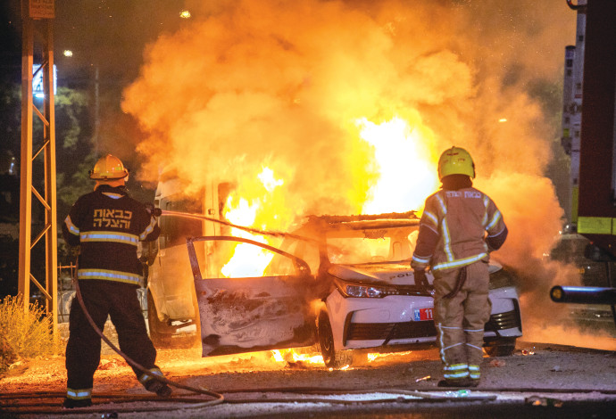 רכב משטרתי עולה באש במהלך הפרעות בלוד, "שומר החומות" (צילום:  יוסי אלוני, פלאש 90)