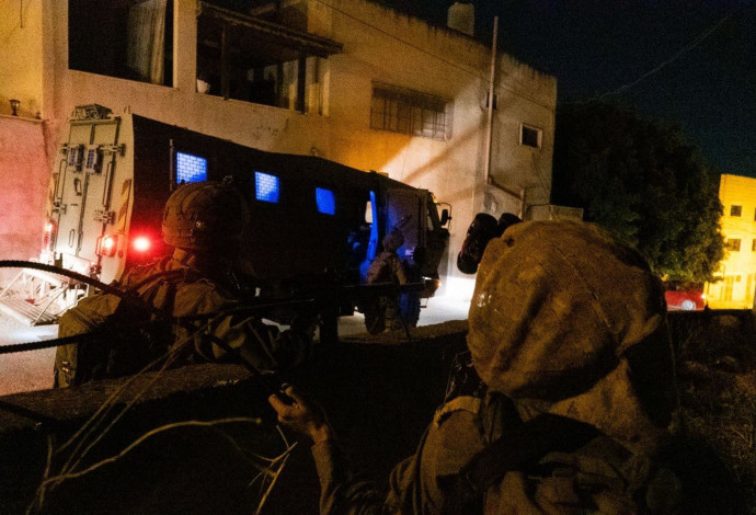 כוחות הביטחון במעצר חשודים בסיוע לפיגועים בערים אלעד ואריאל (צילום:  דובר צה"ל)