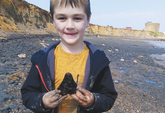 סמי שלטון בן השש שמצא שן כריש פרהיסטורי ענק (צילום:  פיטר שלטון)