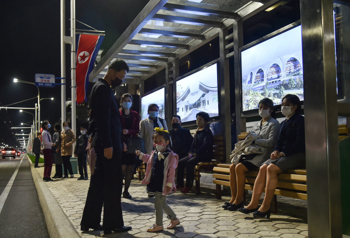 אנשים עם מסכה בקוריאה הצפונית (צילום:  KIM WON JIN/AFP via Getty Images)