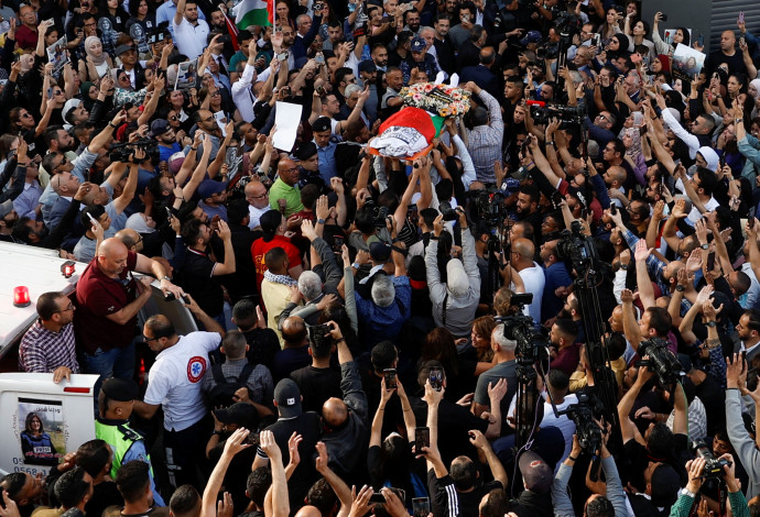 המונים עם גופתה של שירין עבו עקל'ה (צילום:  REUTERS/Mohamad Torokman)