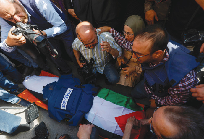 הלווית שירין אבו אעקלה, העיתונאית שנהרגה בג'נין (צילום:  רויטרס)