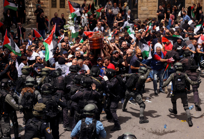 עימותים בהלווית שירין אבו אעקלה, העיתונאית שנהרגה בג'נין (צילום:  REUTERS/Ammar Awad)