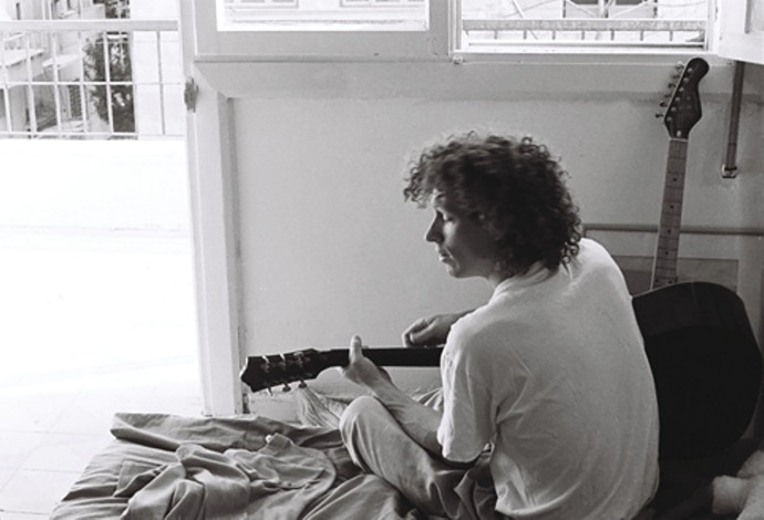 ירמי קפלן בדירה בתל אביב 1990 (צילום:  דינה קרטיס)