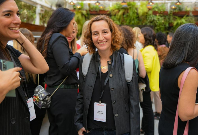 עינת גז (צילום: תום הוליגנוב)