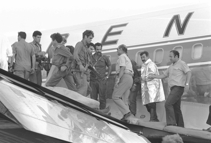 משה דיין עולה למטוס סבנה לאחר שחרור החטופים (צילום:  רון אילן, דובר צה"ל,באדיבות ארכיון צה"ל במשרד הביטחון)