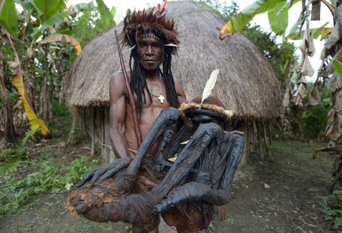 אלי מייבל משבט דאני, נושא את המומיה בת ה-250 שנה (צילום:  Getty images)