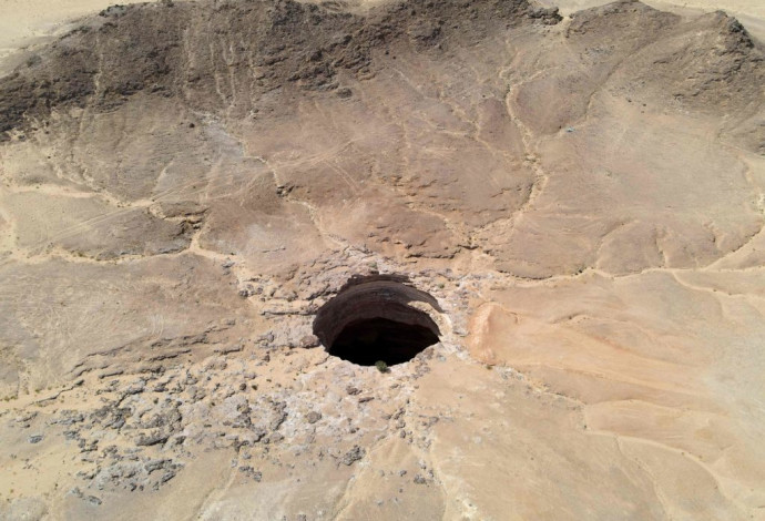 "באר הגיהנום", בולען שנפער במדבר לפני מיליוני שנים (צילום:  Getty images)
