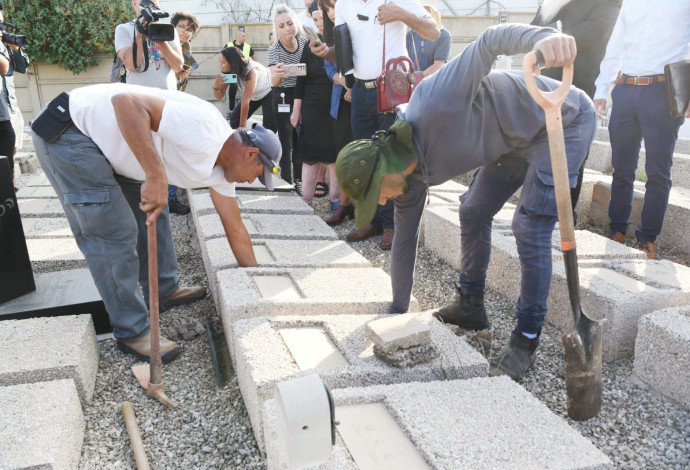 פתיחת קברו של עוזיאל חורי (צילום:  ראובן קסטרו, וואלה!)