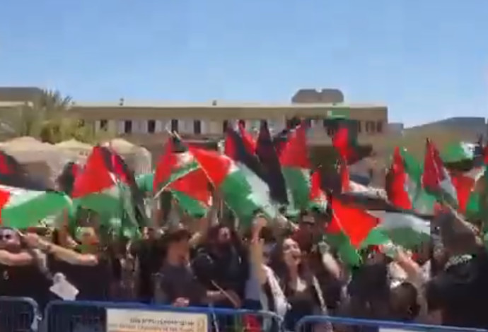 דגלי פלסטין באוניברסיטת בן גוריון (צילום:  רשתות ערביות)