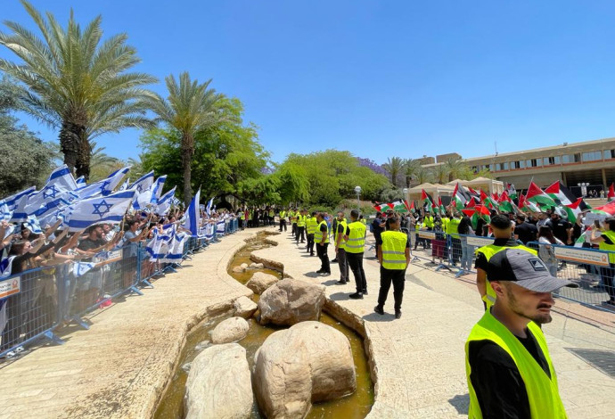 דגלי פלסטין מול דגלי ישראל באוניברסיטת בן גוריון (צילום:  אריק קרם)