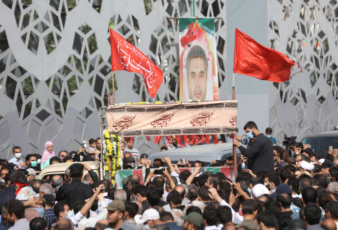 מסע הלוויה של קצין משמרות המהפכה (צילום:  Majid Asgaripour/WANA (West Asia News Agency) via REUTERS)