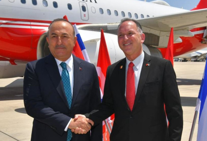ראש הטקס מטעם משרד החוץ גיל השכל (מימין) ושר החוץ הטורקי מבלוט צ'אבושולו (משמאל) (צילום:  שלומי אמסלם, לע"מ)