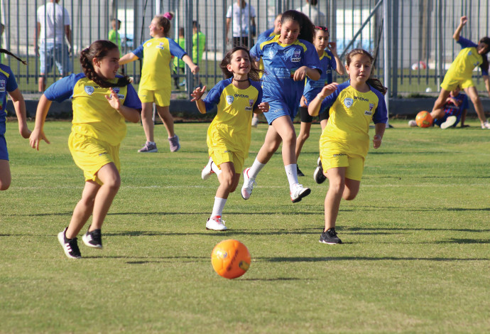 ילדות משחקות כדורגל (צילום:  ניר סימון)