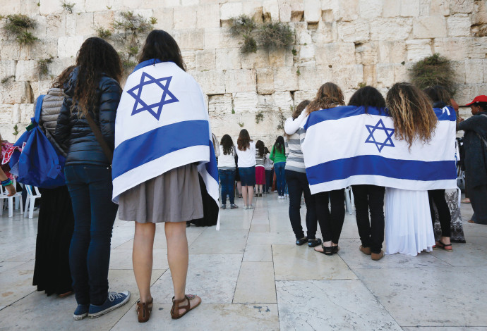 מחובקות עם דגל ישראל  (צילום:  מרים אלסטר, פלאש 90)